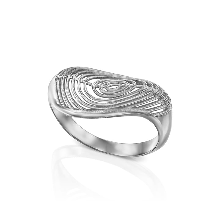 An impressive asymmetric gold ring in a wave shape