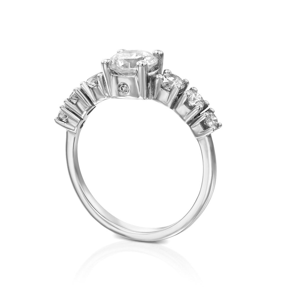 Engagement ring set with a central round lab diamond 0.90ct and 6 lab diamonds on the sides