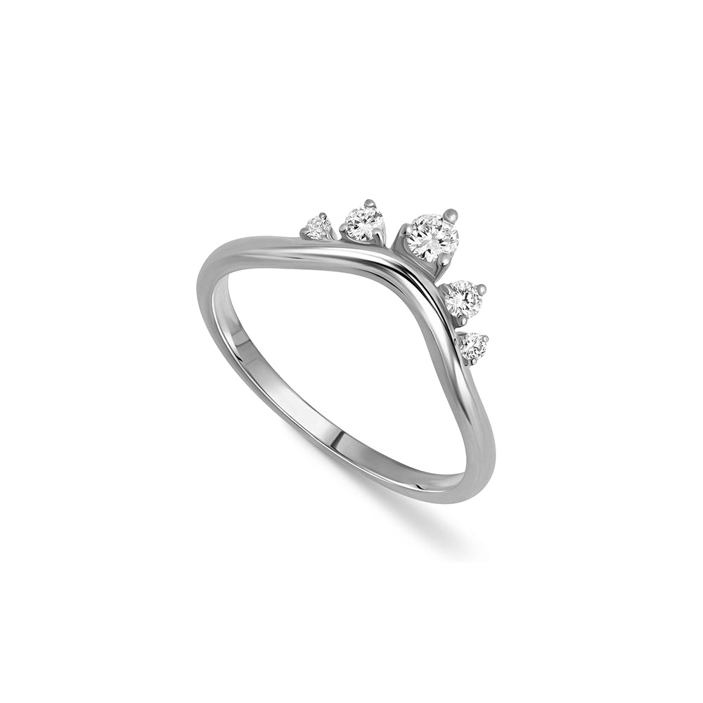A gold ring in the shape of a wave, a crown set with 5 laboratory diamonds of varying sizes.