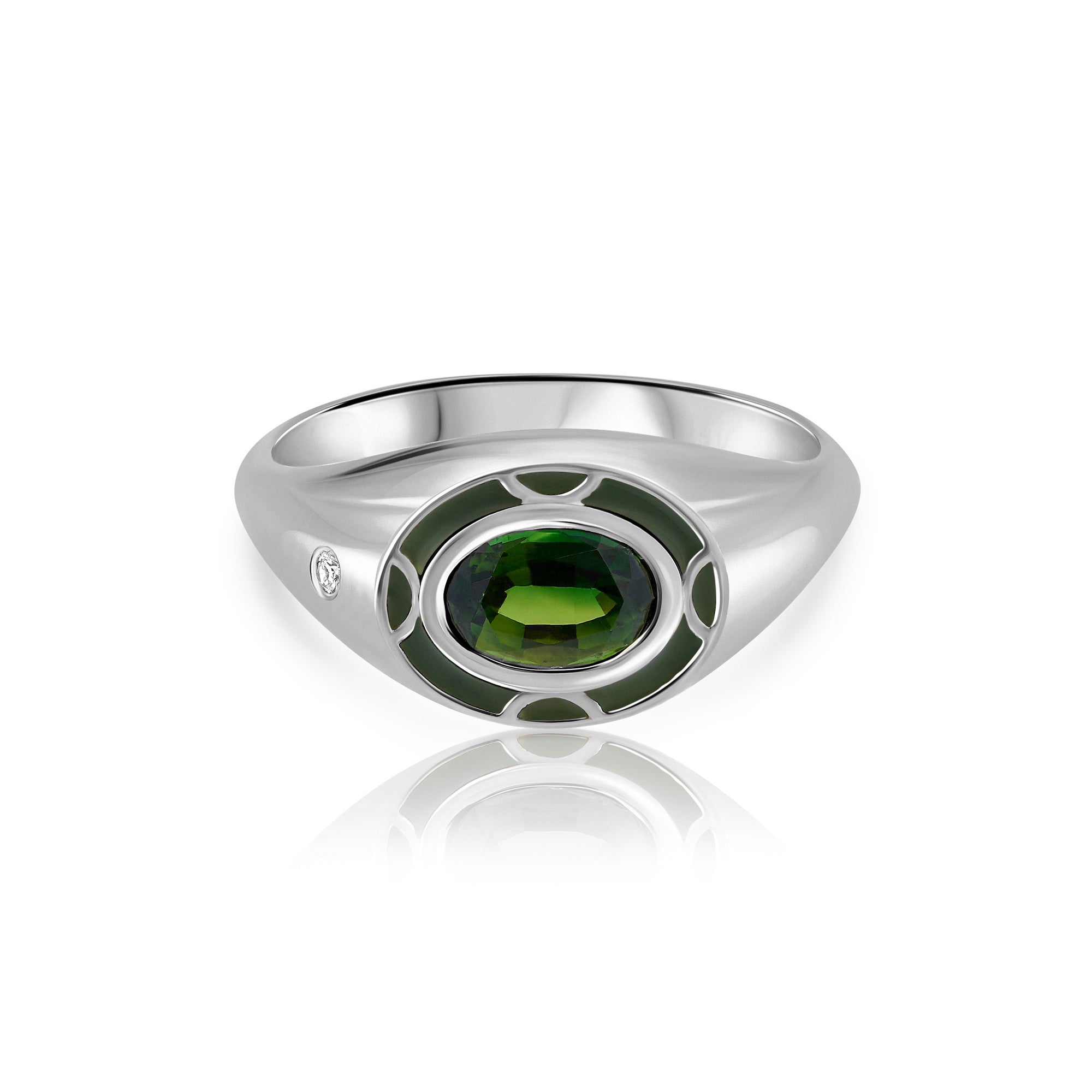 A special oval signet ring, inlaid with green tourmaline with enamel
