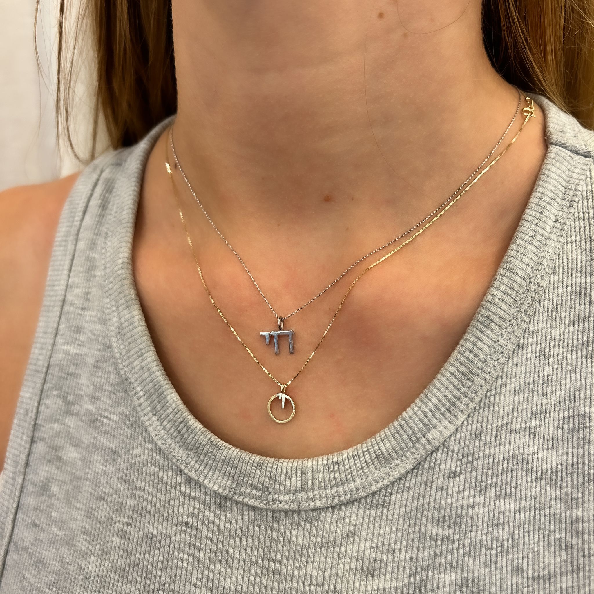 A gold chain designed with a modern and special "living" pendant