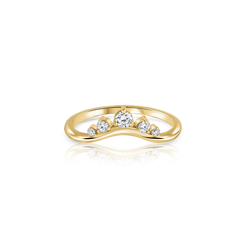 A gold ring in the shape of a wave, a crown set with 5 laboratory diamonds of varying sizes.
